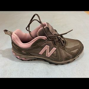 New Balance Women’s 11 NWT in dark grey and pink